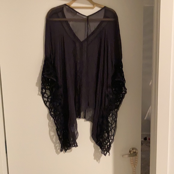 BRAND NEW LOVE & LIBERTY EMB PONCHO NAVY - Picture 4 of 7